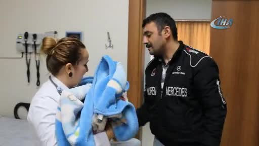 Hastaneye yetişmeyince arabada doğum yaptırdılar