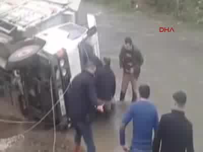 Bursa'da dereye uçan kamyonetten böyle çıkarıldı