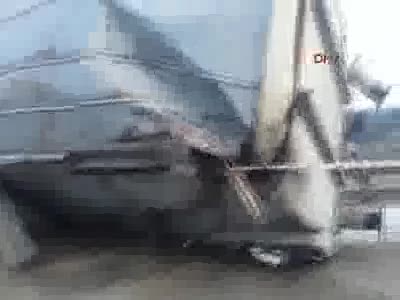 Adana'da tren kamyona çarptı: 3 ölü