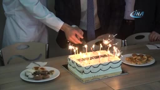 Bursa İnegöl Belediye Başkanı Aktaş, doktorlarla birlikte pasta kesti