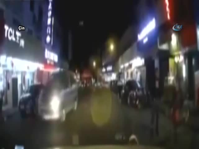 Para için çocuklarını araçların önüne atıyorlar!