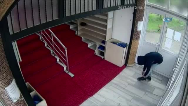 Yardım kutusunu çalmak istedi, cemaatten dayak yedi