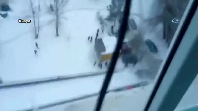 Kavga etmek üzere olan gençleri polis sireniyle dağıttı