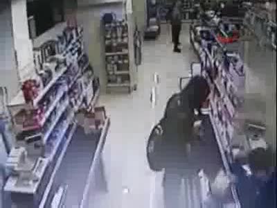 Kasiyeri etkisiz hale getirip marketi soydular