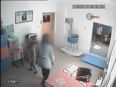 Otizimli öğrenciye dayak atan öğretmene ceza