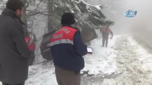 Bursa'da karda kayan jeep ağaca çarparak uçuruma yuvarlanmaktan kurtuldu