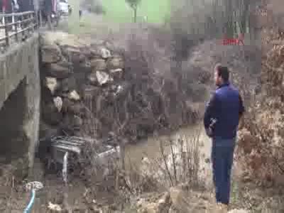Dereye uçan otomobilin sürücüsü öldü