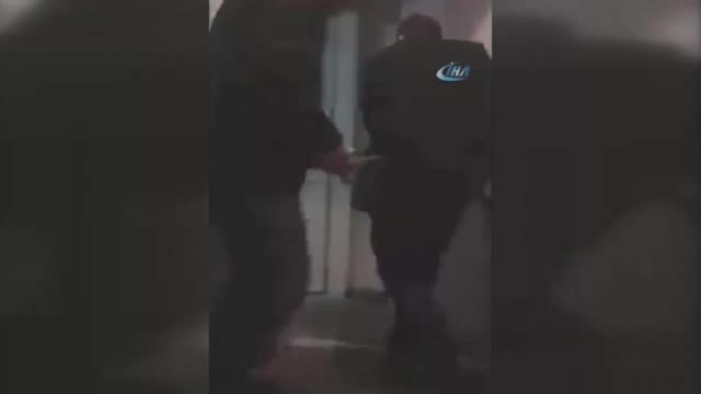 Kendisini kurtaran polise sarılarak teşekkür etti