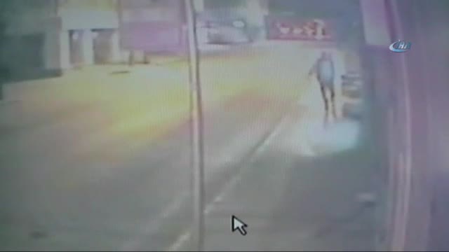 Adana'da iş yerine kürekle saldırı kamerada