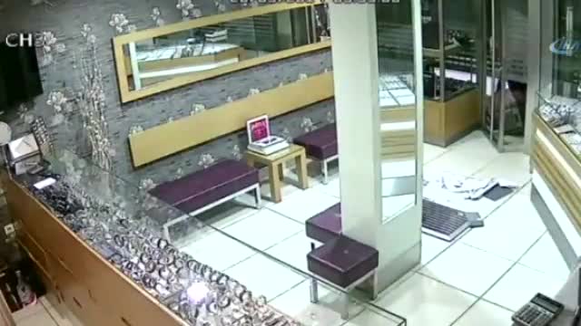Ekmek kasalarıyla 1 milyonluk altın çaldılar