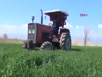 Traktörünü yürüyen diskoya çevirdi