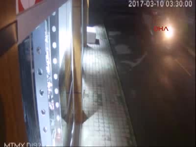 Mağaza sahiplerini tedirgin eden "motosikletli çete" kamerada
