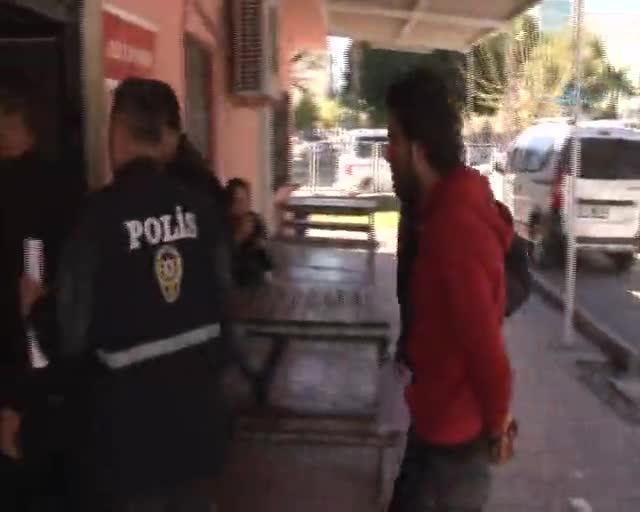 17 yaşındaki kızı sokakta elle taciz eden Suriyeli polis tarafından yakalandı