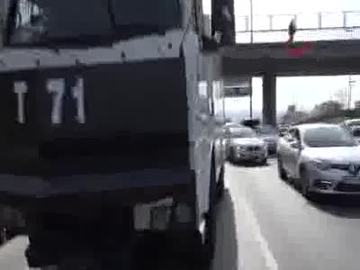 Şoray Uzun'un otomobiline TOMA çarptı