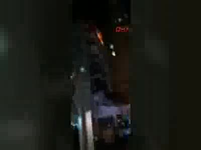 Yangında mahsur kalan kadınları itfaiye kurtardı