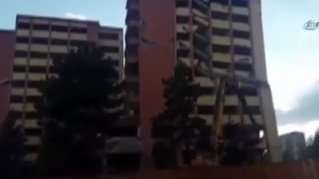 Eski hastane binasında kontrolsüz yıkım paniği!