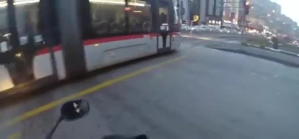 Motosikletle tramvaya kafa tuttu! 'Ben senin önüne kırıyor muyum'