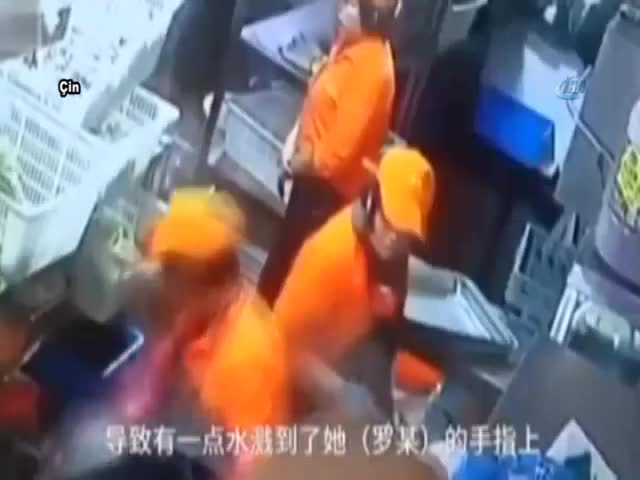 Kaynar suyu arkadaşının yüzüne boca etti