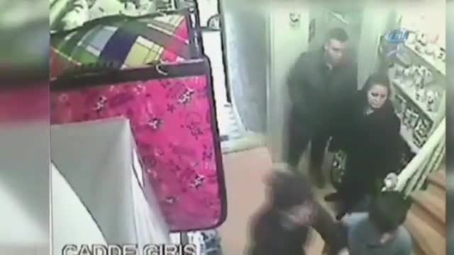 Eski futbolcunun eşi veterineri birbirine kattı