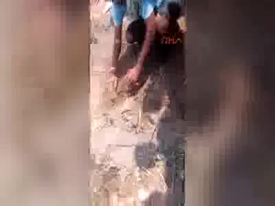 Yeni doğmuş bebeği canlı canlı gömmek istediler