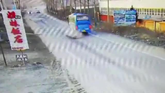 Motosiklet otobüsün altında kaldı: 2 ölü
