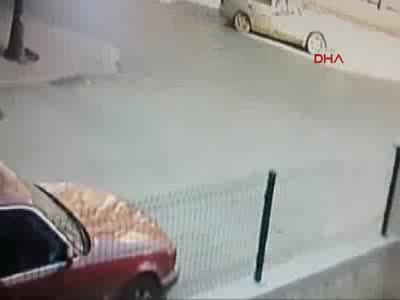 Kız öğrencilere laf atan tacizciyi linç ettiler!