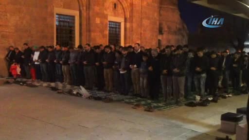 Bakan Çelik Bursa'da vatandaşların kandillerini kutladı