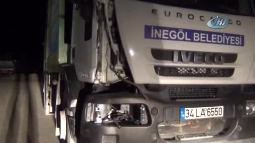 Bursa'da çöp kamyonu ile çarpışan motosikletli yaşam savaşı veriyor