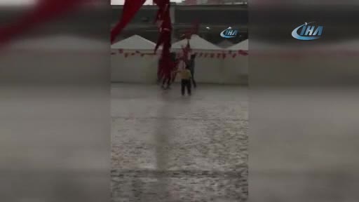 Herkes yağmurdan kaçışırken onlar bayrak yere düşmesin diye uğraş verdi