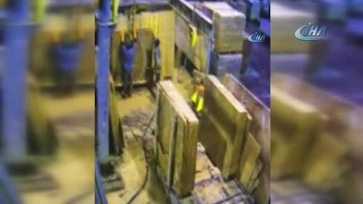 Mermer bloklar arasında sıkışan 2 işçi öldü