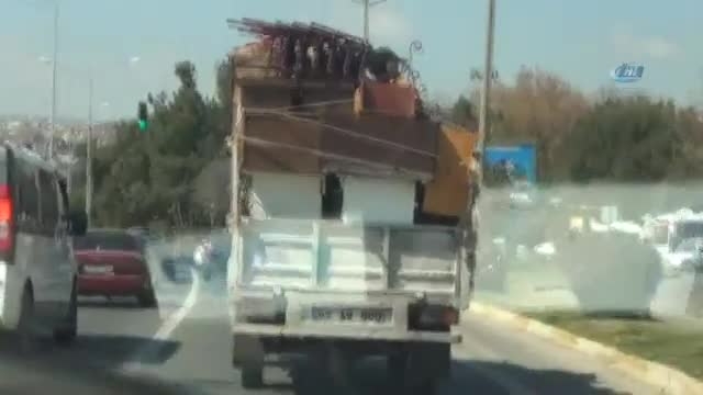 Kamyonetin kasasında tehlikeli yolculuk
