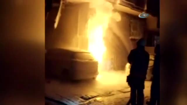 İki otomobil alev alev yandı