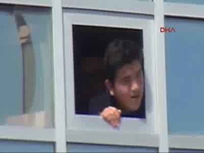 Öğretmene kızdı, 2'nci kattaki sınıftan atladı