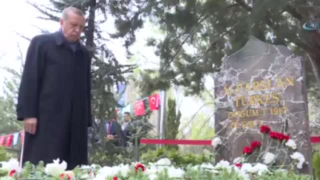 Erdoğan'dan Türkeş'in mezarına sürpriz ziyaret