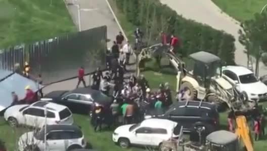 İstanbul'da lüks sitede tekme tokat kavga