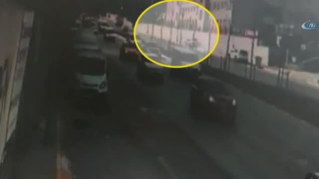 Otomobil okul duvarına çarptı
