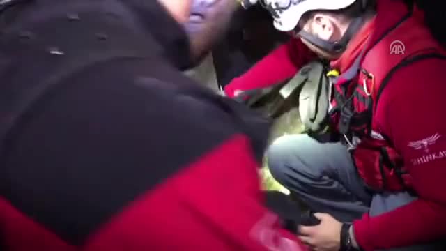 Bursa'da su borusuna sıkışan yavru kediler kurtarıldı