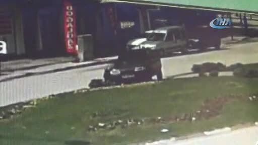 Bursa'da otomobil yaşlı adama böyle çarptı