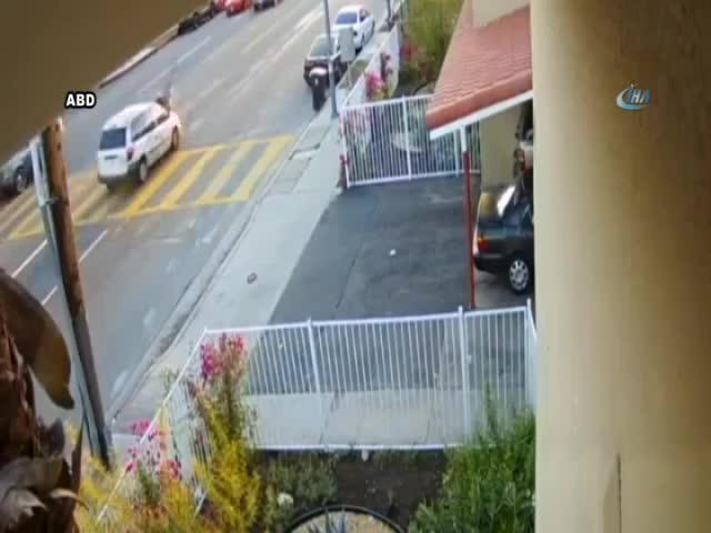Kadın metrelerce ileriye savruldu!