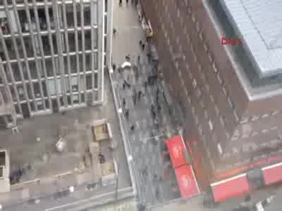 İsveç'in başkenti Stockholm'de kamyonlu saldırı!