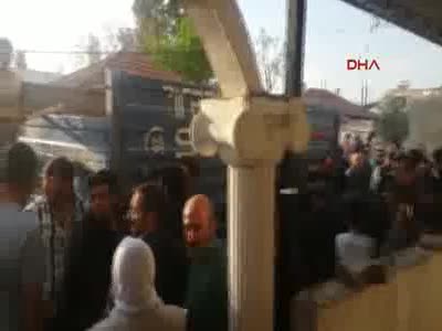 Sopa ve tırpanla saldırdılar! 500 Suriyeli mahalleyi terk etti
