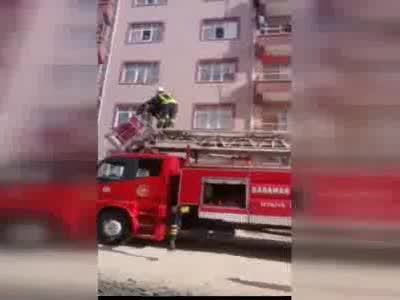 Balkon demirinde asılı kalan kızı itfaiye kurtardı