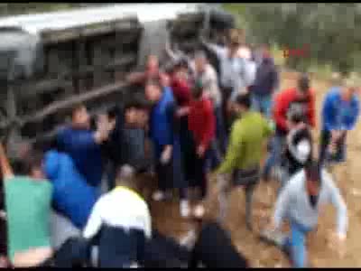 El frenini çekmeden indiği minibüsün altında kaldı