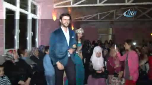 Yabancı öğrenciler Bursa'da köy düğününde göbek attı