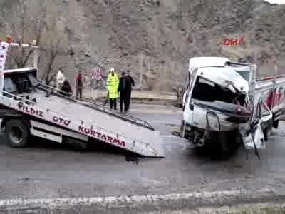 İki kamyon kafa kafaya çarpıştı: 3'ü ağır, 5 yaralı