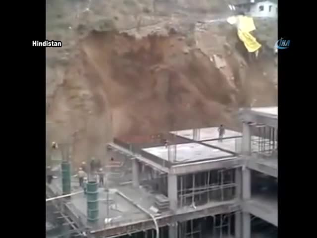 Devasa toprak parçası çöktü!