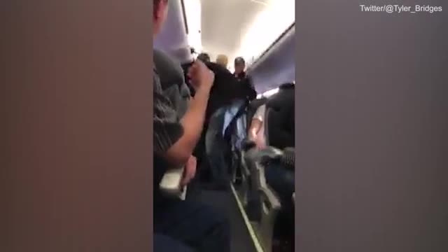 Yolcuları sürükleyerek uçaktan attılar - 2