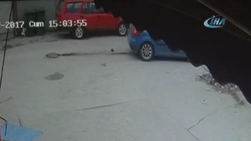 Bursa'da rögar kapağı uçurduğu otomobili pert etti