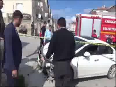 Kaza yapan oğlunu sopayla kovaladı