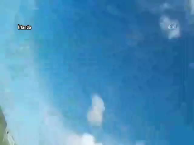 Kadın sürücünün dikkatsiz dönüşü kazayla bitti